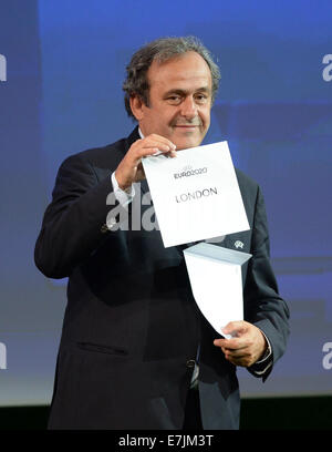 Ginebra, Suiza. 19 Sep, 2014. Presidente de la UEFA Michel Platini anuncia que Londres será escenario de la Final de la UEFA EURO 2020 Campeonato europeo de fútbol UEFA EURO 2020 durante la ceremonia de anuncio de Hosts en el Espace Hippomene en Ginebra, Suiza, 19 de septiembre de 2014. Crédito: dpa picture alliance/Alamy Live News Foto de stock
