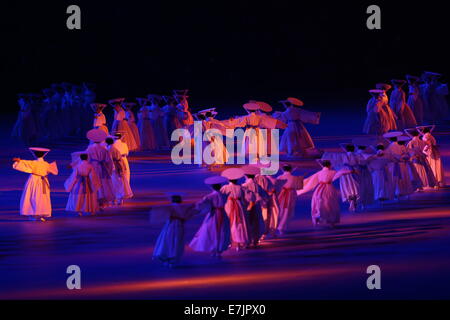 Incheon, Corea del Sur. 19 Sep, 2014. Los actores realizan durante la ceremonia de apertura de la 17ª Juegos Asiáticos en Incheon, Corea del Sur, 19 de septiembre de 2014. Crédito: Fei Maohua/Xinhua/Alamy Live News
