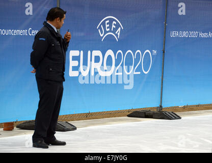 Ginebra, Suiza. 19 Sep, 2014. Soporte de seguridad junto al logotipo de la UEFA EURO 2020 campeonatos de fútbol europeo fuera del Espace Hippomene, en Ginebra, Suiza, el 19 de septiembre de 2014. Foto: Patrick Seeger/dpa/Alamy Live News Foto de stock