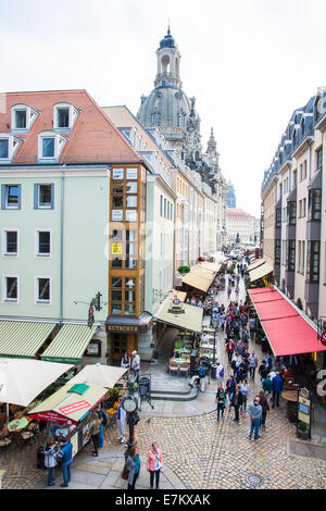 DRESDEN, Alemania - 4 de septiembre: Turistas en una calle comercial en Dresden, Alemania, el 4 de septiembre de 2014. Dresden tiene casi 2 mil.