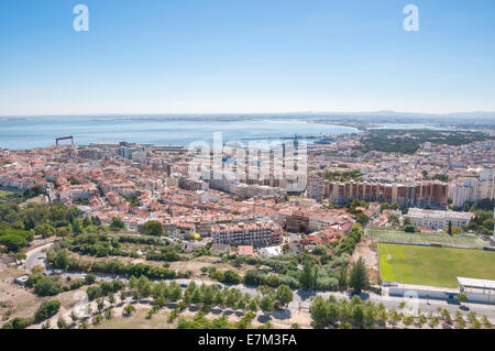 Vista aérea de la ciudad de Almada en la región de Lisboa, Portugal Foto de stock