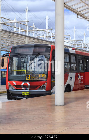 Autobús de la línea C1 del sistema de transporte público local Metrobus-Q de pie en la plataforma exterior Terminal Quitumbe en Quito, Ecuador. Foto de stock