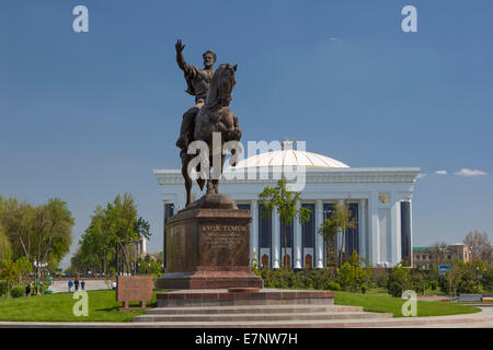 Tamerlán, edificio del centro de la ciudad de Tashkent, Uzbekistán, la estatua, el Congreso, la arquitectura, la ciudad, colorido, en el centro de la ciudad, monumento, sq Foto de stock