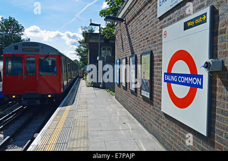 La estación de metro de Ealing Common, London Borough of Ealing, London, England, Reino Unido