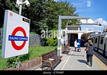 La estación de metro de Ealing Common, London Borough of Ealing, London, England, Reino Unido