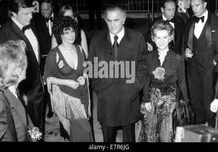 El director de cine Federico Fellini con su esposa Giulietta Masina y la actriz Magali Noel en el Festival de Cannes, 10 de mayo de 1974, por la película Amarcord