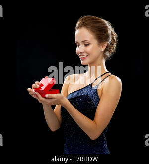 Mujer sonriente Celebración caja de regalo roja