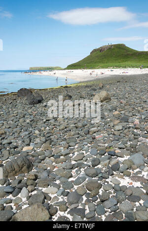 La gente relajándose en la playa de coral Claigan cerca de Dunvegan Isla de Skye Escocia UK Foto de stock