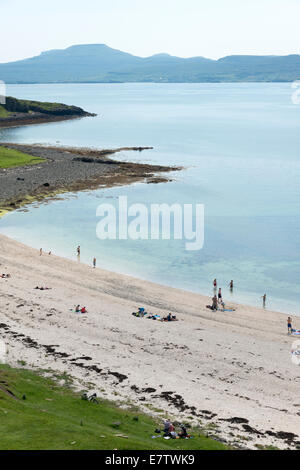 La gente relajándose en la playa de coral Claigan cerca de Dunvegan Isla de Skye Escocia UK Foto de stock