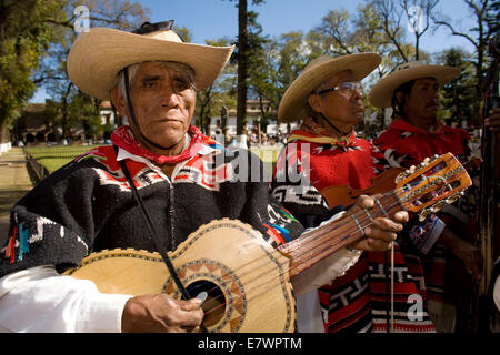 Músico en la Danza de los viejitos, la danza de los viejos, Pátzcuaro, Michoacán, México Foto de stock