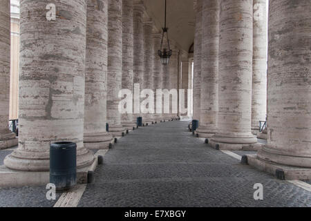 Colonnade columnas de la plaza de San Pedro del Vaticano en Roma Italia Foto de stock