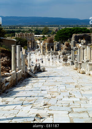 Visto desde la calle Curetes Hercules Gate en Éfeso en el sur de la costa egea de Turquía Foto de stock