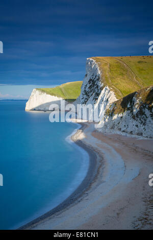 Amanecer sobre Swyre Head y los acantilados blancos de la Costa Jurásica cerca de Durdle Door, Dorset, Inglaterra, Reino Unido