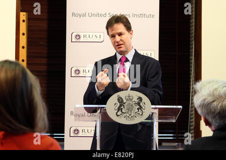 El Viceprimer Ministro británico Nick Clegg, anuncia una revisión de las competencias de los organismos de seguridad británico en un discurso pronunciado en RUSI. Foto de stock