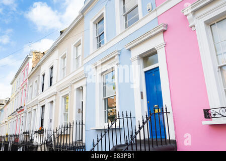 Hilera de casas adosadas en Notting Hill, Londres, Inglaterra, Reino Unido.