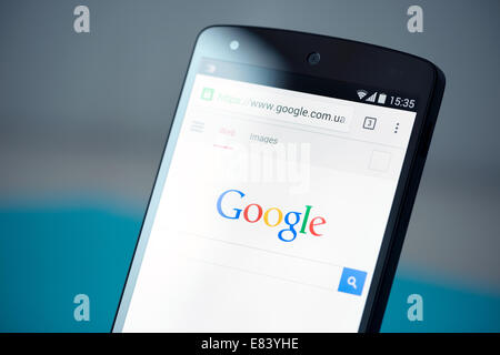 Foto en primer plano de nuevo Google Nexus 5, con la búsqueda de Google página web en el navegador Chrome en una pantalla. Foto de stock