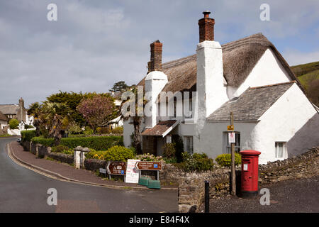 Reino Unido, Inglaterra, Devon, Croyde village, Bridge Farm B&B casa de barro con techo de paja tradicional Foto de stock