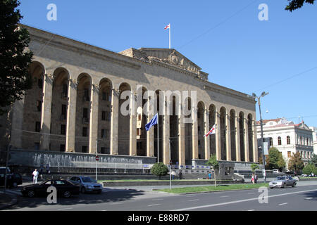 El antiguo edificio del parlamento sobre Shota Rustaveli Avenue en Tbilisi, Georgia, el sábado 13 de septiembre de 2014. Foto de stock