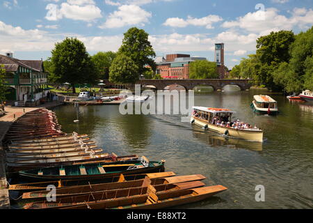 Botes en el río Avon y el Teatro Royal Shakespeare, Stratford-upon-Avon, Warwickshire, Inglaterra, Reino Unido, Europa Foto de stock