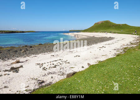Los arrecifes de las playas de las costas de Loch Dunvegan cerca Claigan. Foto de stock