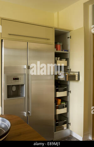 Obstinado nariz Entrelazamiento Acero inoxidable Refrigerador estilo americano junto a abrir alacena alacena  en cocina moderna Fotografía de stock - Alamy