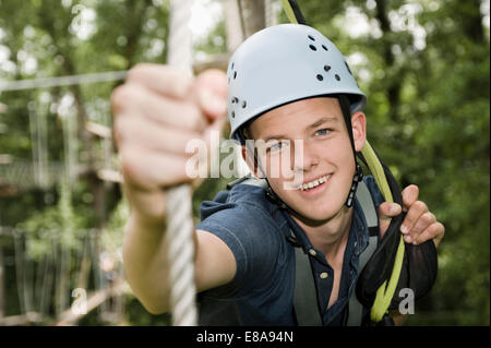 Sonriente adolescente en una escalada risco, cerca Foto de stock