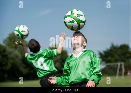 Dos jóvenes jugadores de fútbol aprender el control del balón