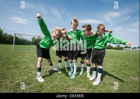 Joven equipo de fútbol soccer gritando feliz Foto de stock