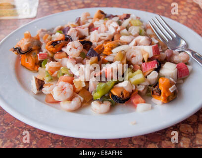 Placa con mariscos como el pulpo, gambas, camarones, mejillones y verduras. España. Foto de stock
