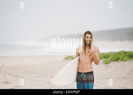 Surfista australiano con tablas de surf, Bacocho, Puerto Escondido, México