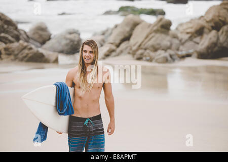 Surfista australiano con tablas de surf, Bacocho, Puerto Escondido, México