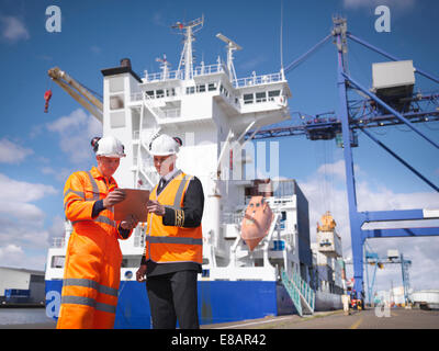 El capitán del buque discutiendo la carga con los trabajadores portuarios