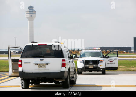 El Aeropuerto Internacional de Dulles, Virginia, EE.UU. 2 de octubre de 2014. Los vehículos de las operaciones aeroportuarias en el Aeropuerto Internacional Washington Dulles en Dulles, Virginia, el 2 de octubre de 2014. Crédito: Kristoffer Tripplaar/Alamy Live News