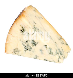 Cuña de queso Stilton azul cortadas o aislado sobre un fondo blanco. Foto de stock