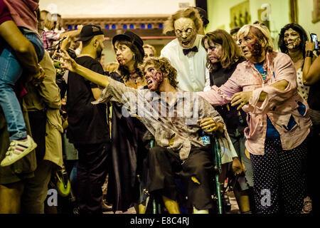 Sitges, España. 4 Oct, 2014. Los zombis de todo tipo se reúnen para la Sitges Zombie Walk 2014 Crédito: Matthias Oesterle/Cable/ZUMA ZUMAPRESS.com/Alamy Live News