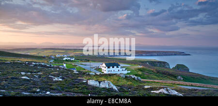 Vista al sur a lo largo de la costa occidental de la isla de Santo (Ynys Goferydd Gybi) de cerca de RSPB Centro de aves marinas en la costa noroeste