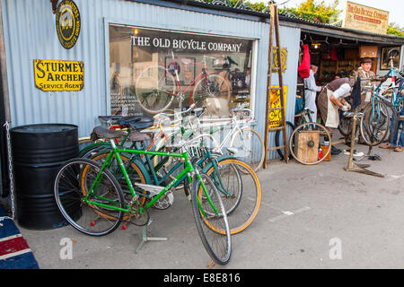 Ciclo de carreras Vintage shop mostrar en el Goodwood Revival 2014, West Sussex, Reino Unido