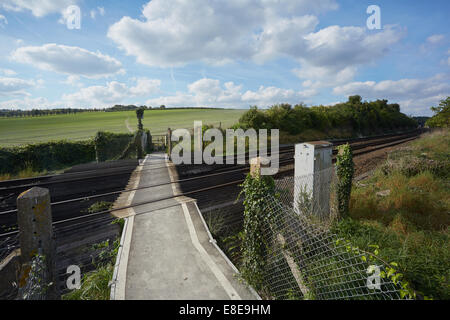 Paseantes con un pie cerca del cruce de ferrocarril Eynsford, Kent, UK. Foto de stock