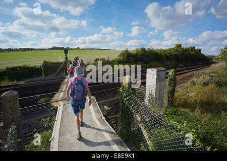 Paseantes con un pie cerca del cruce de ferrocarril Eynsford, Kent, UK. Foto de stock