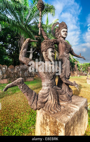 Increíbles vistas de mitología y estatuas religiosas en Wat Xieng Khuan Buda Parque. Vientiane, República Democrática Popular Lao Foto de stock