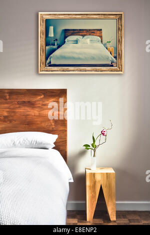 Estilo Dormitorio con cama de matrimonio con cabecero de madera y panel  rojo toile Juoy cortinas Fotografía de stock - Alamy