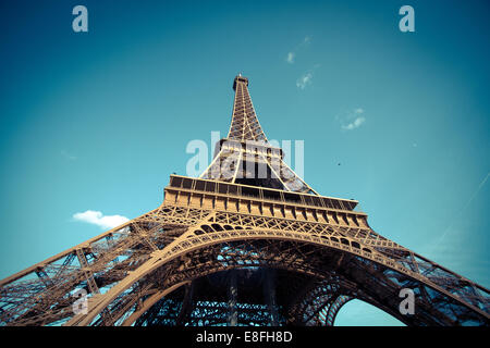 Ángulo de visión baja de la Torre Eiffel, en París, Francia
