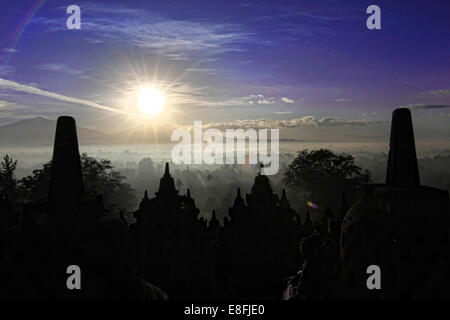 Indonesia, Java Central, Magelang, silueta de templo Borobudur, del siglo IX. Foto de stock