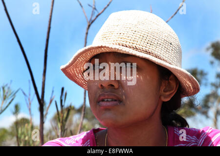 Australia, Nuovo Galles del Sud, Sydney, Retrato de mujer joven en tejer hat