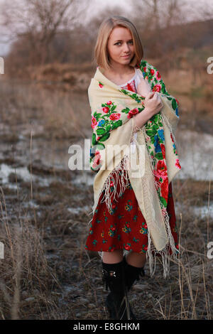 Retrato de mujer joven luciendo mantón tradicional Foto de stock