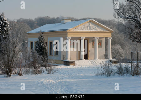 Villa romana en la nieve, parque a orillas del río Ilm, Sitio del Patrimonio Mundial de la UNESCO, Weimar, Turingia, Alemania