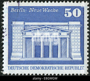 Alemania (DDR): circa 1980: Sello impreso en Alemania, muestra el edificio Neue Wache (Nueva caseta de vigilancia), Berlín, circa 1980 Foto de stock