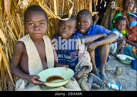 Niños en una aldea de pescadores en Zambia disfruta de un caldo para el desayuno. Foto de stock