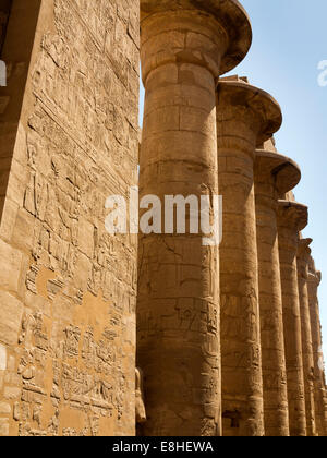 Egipto, Luxor, Templo de Karnak, columnas de gran sala hipóstila salen