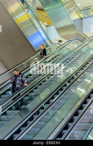 DIA, DEN, el Aeropuerto Internacional de Denver, CO - Gente de escaleras en un aeropuerto Foto de stock